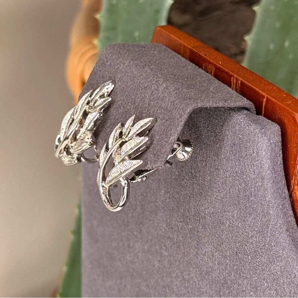 VTG Napier Silver Leaf Earrings Mid-Century Screw Back Clip On Botanical Jewelry - Picture 2 of 7